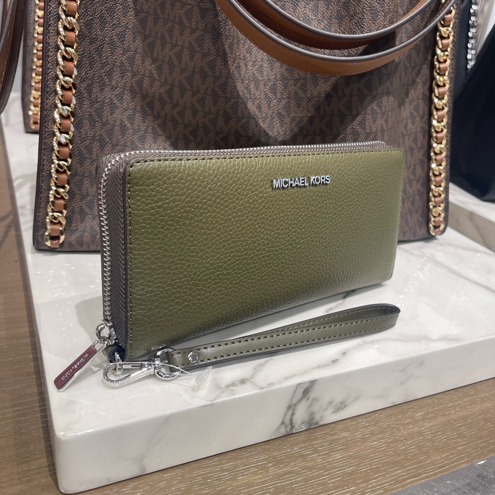 MICHAEL KORS Lg Pebbled Leather Continental Wallet Wristlet Phone Holder
Olive - Picture 2 of 16